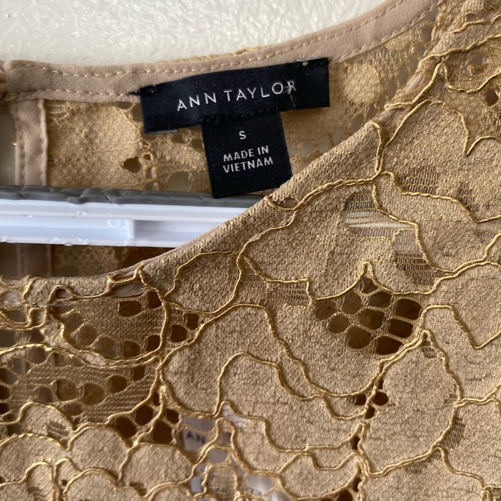Ann Taylor Gold Lace Blouse size S NWT - Picture 2 of 12